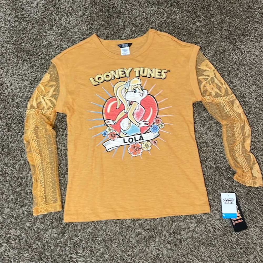 (6) Truce LOLA Looney Tunes long sleeve shirt